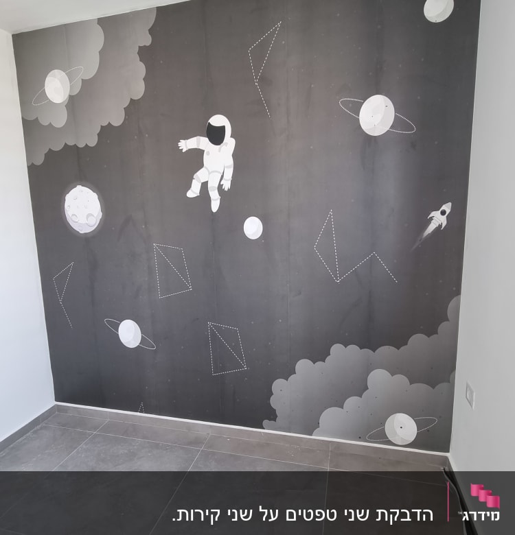 טפט קיר עם אסטרונאוט בחלל וכוכבים